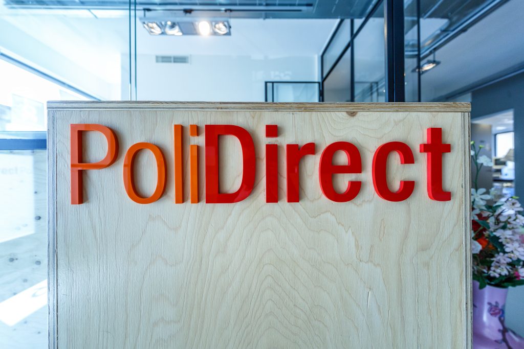 Foto balie met PoliDirect logo