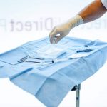 Foto Instrumenten arts op steriele blauwe doek